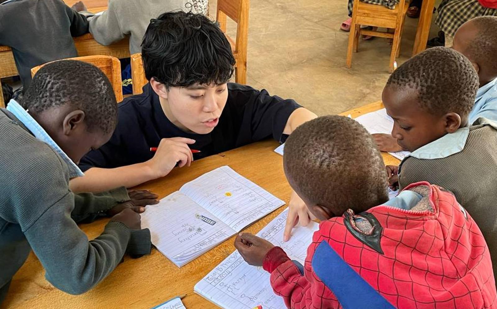 ゴールデンウィークにタンザニアの子供たちの基礎英語教育を支援する日本人ボランティア